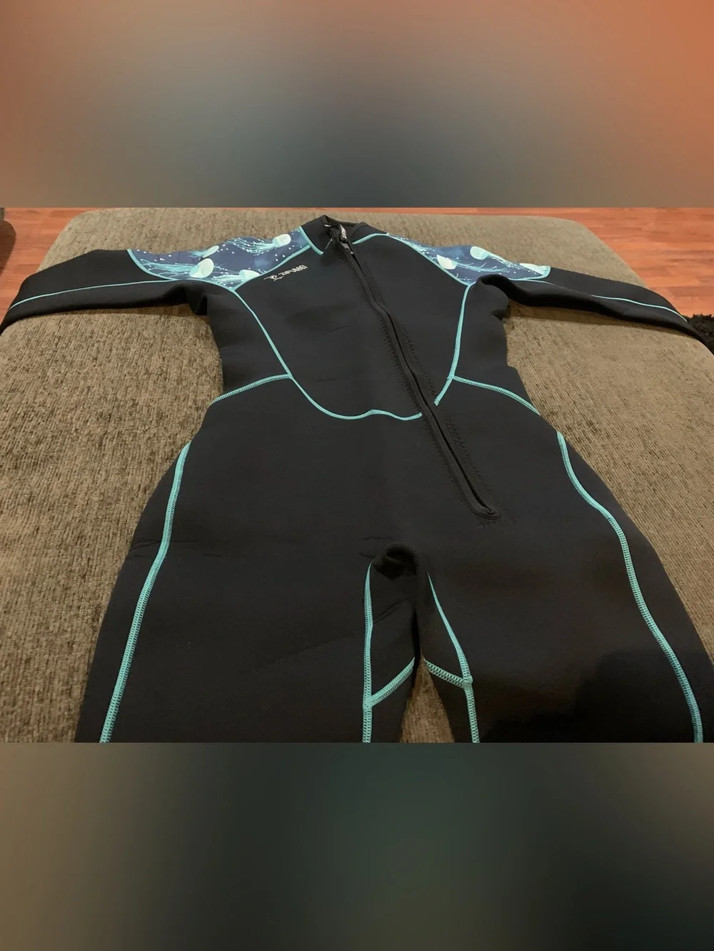 ZIFUMEI women3mm neoprene full-body wetsuit ft a jellyfish print on shoulders